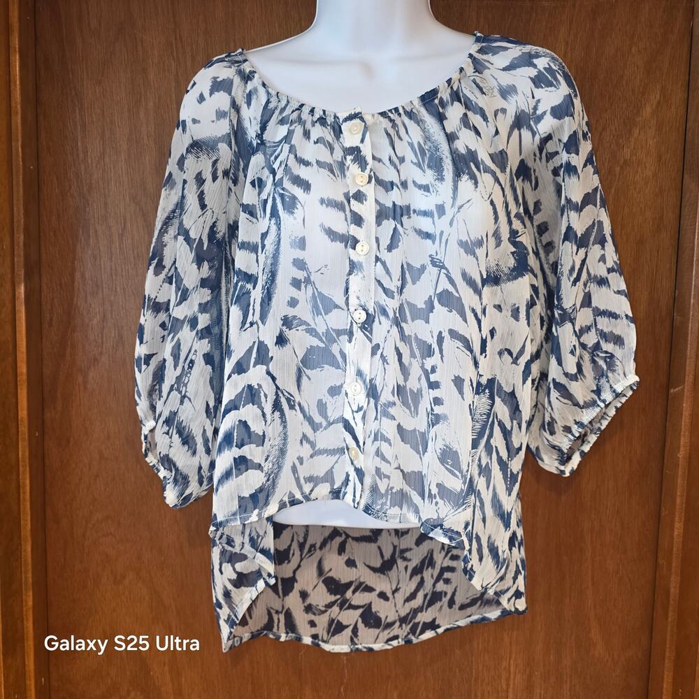 a.n.a.‎ a new approach navy and white feather print, button up sheer blouse sz M